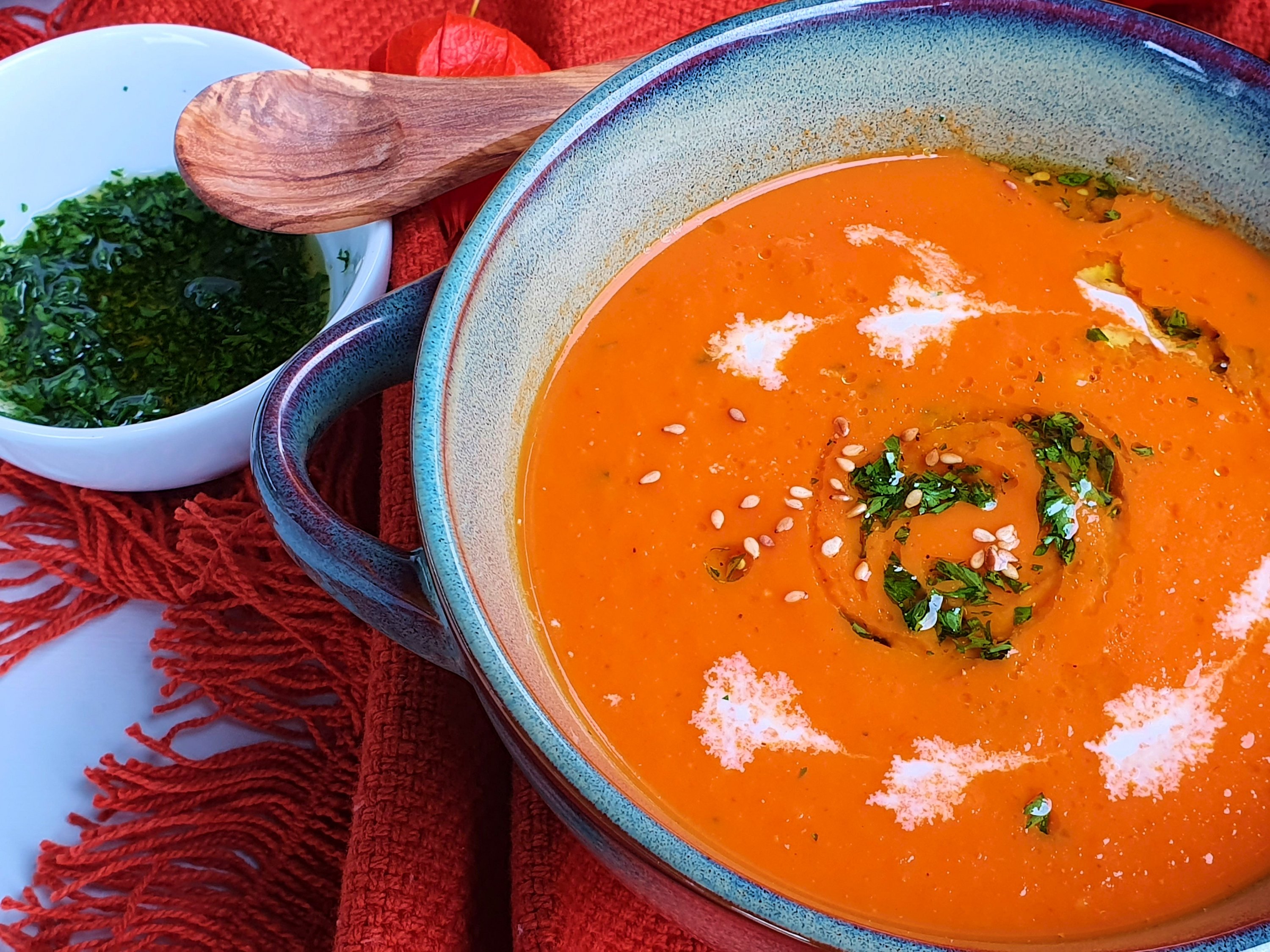Scharfe Tomaten-Möhren-Suppe mit Petersilienöl – Iris Lowcarbküche