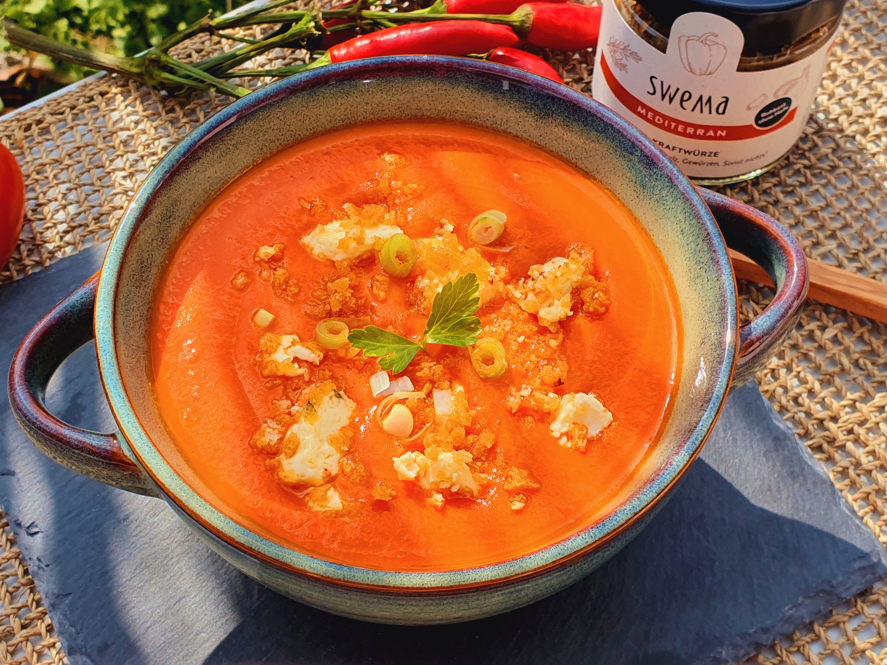 Tomaten-Paprika-Suppe mit knusprigem Schafskäse – Iris Lowcarbküche